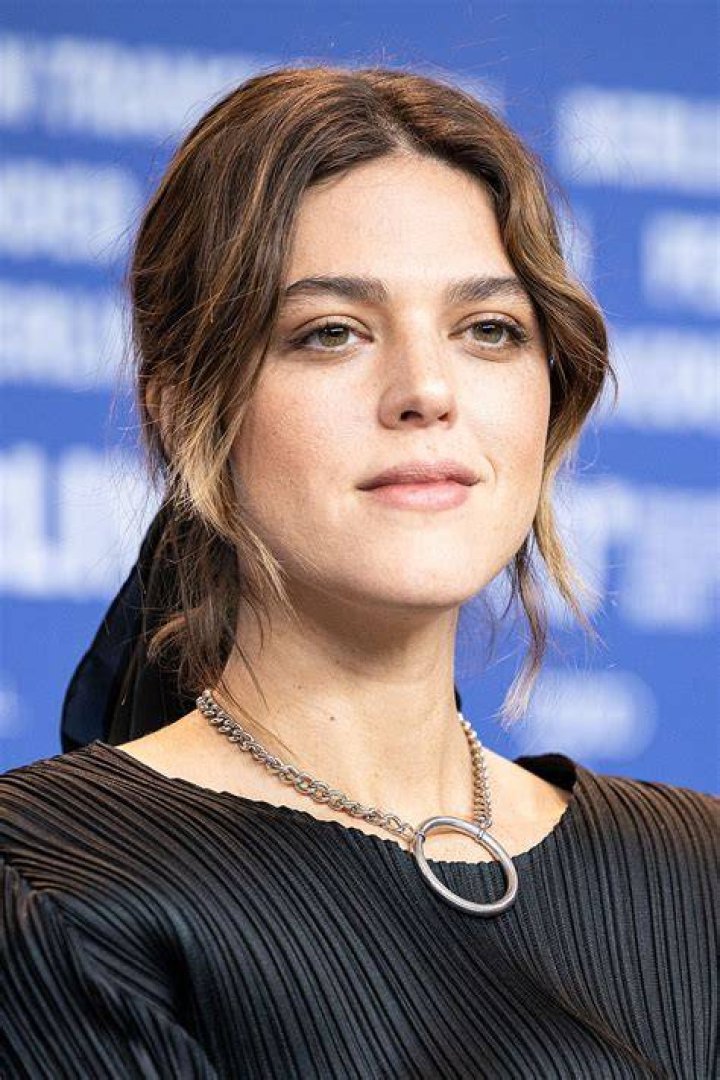 Callie Hernandez Height - CelebsHeight.org