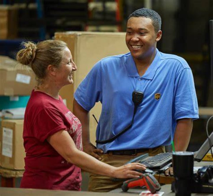 How much does a full time supervisor make at UPS?
