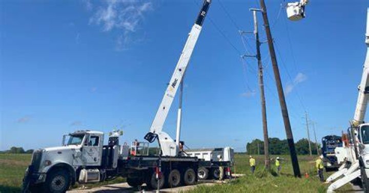 How much does it cost to replace a utility pole?