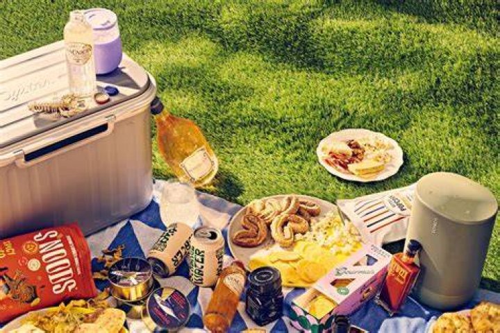 Michael Bloomberg enjoying picnic.