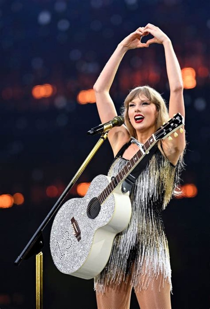 Taylor Swift performing on Good Morning America