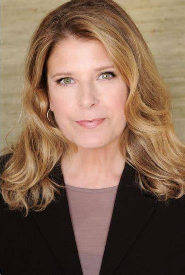 The actress Alison LaPlaca and an actor Philip Charles MacKenzie tied the wedding knot in 1992.
